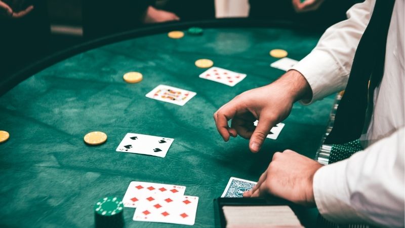 Mỗi người nhận 2 lá bài và 5 lá bài ẩn được đặt ở giữa bàn